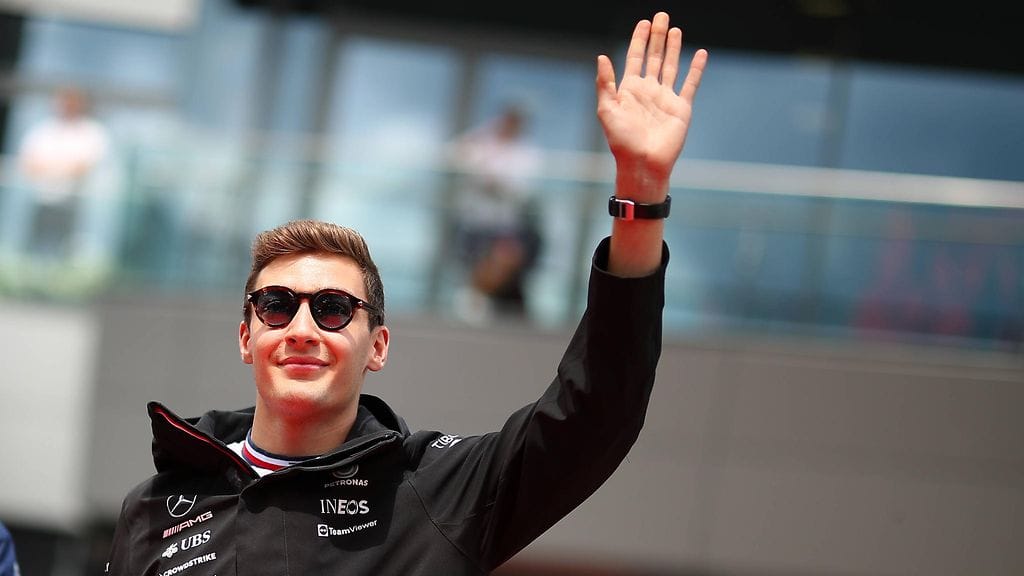 George Russellin kesäkunto sai Alexander Albonin vitsikkäälle tuulelle.