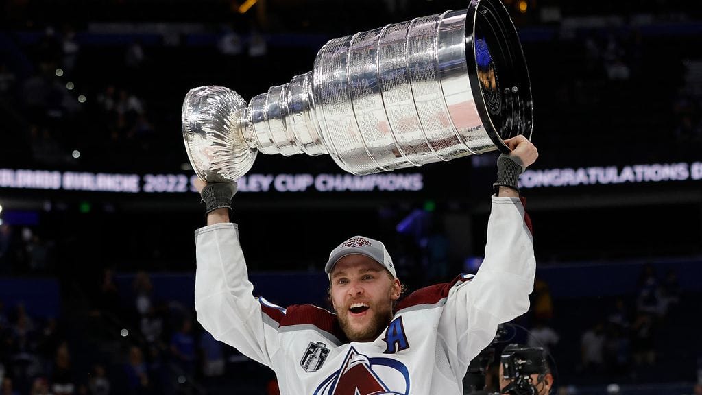 Mikko Rantanen juhli Stanley Cupin voittoa Coloradon paidassa kesäkuussa.