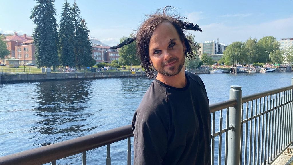 Lauri Ylönen rokkaa syksyn kunniaksi uutta hiusväriä.