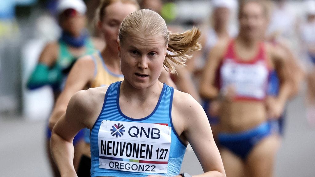 Elisa Neuvonen käveli 35 kilometrin kävelyn uuden Suomen ennätyks yleisurheilun MM-kisoissa Eugenessa.