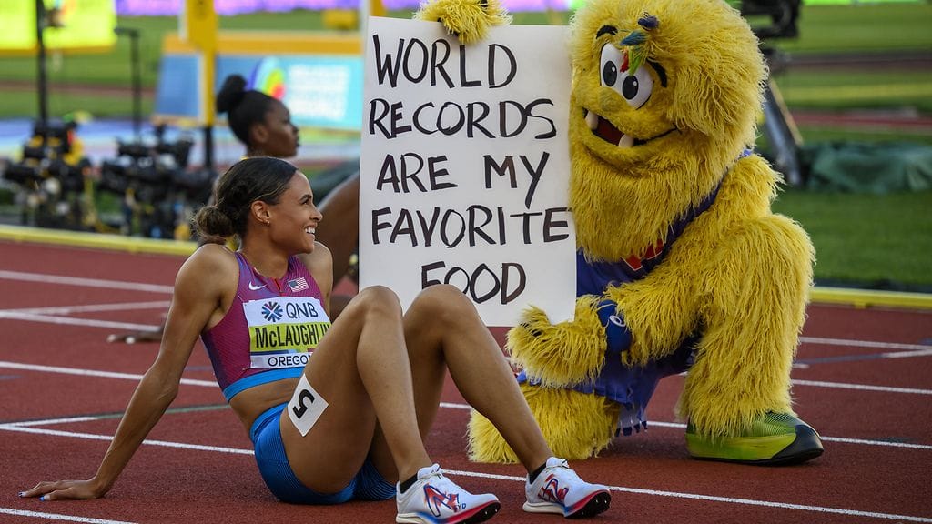 Sydney McLaughlin naureskeli maalissa maskotin kyltille ME-juoksun jälkeen.