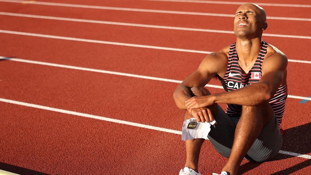 Kymmenottelun suosikki Damian Warner joutui keskyttämään 400 metrillä takareiden krampattua.