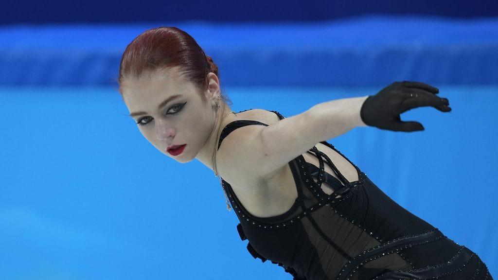 Aleksandra Trusova voitti hopeaa Pekingin olympialaissa.