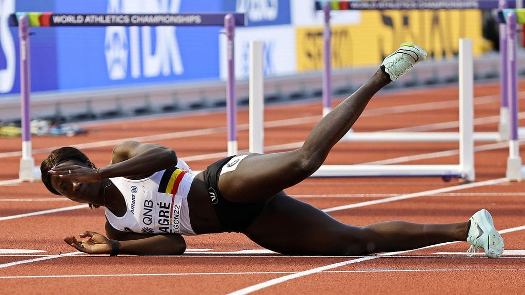 Anne Zagre ylitti maaliviivan kyljellään kierien uusintajuoksussa.