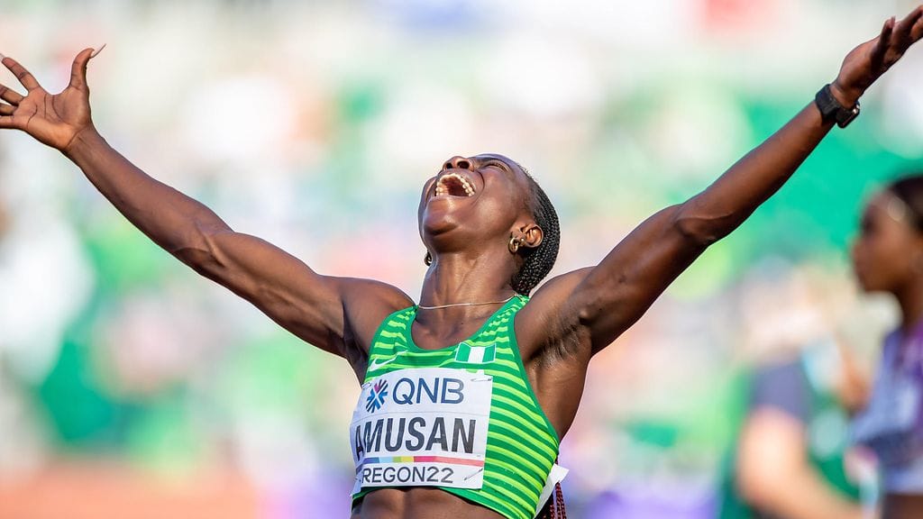 Tobi Amusan tuuletti maailmanmestaruuttaan.