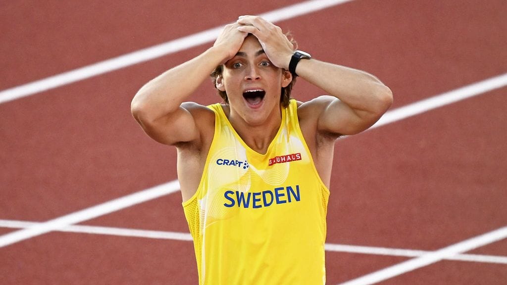 Armand Duplantis oli onnensa kukkuloilla MM-kullan ja uuden maailmanennätyksen jälkeen.