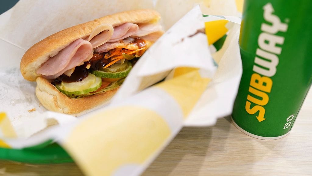 Työpaikkailmoituksessa etsitään osaajaa, jolta onnistuu kyberturvallisuusliiketoiminnan ohella sub-leipien teko.