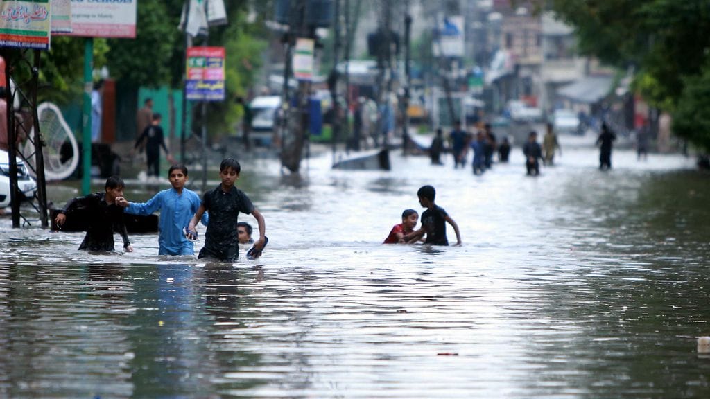 Monsuunisateet, jotka normaalisti kestävät heinäkuusta syyskuuhun, ovat elintärkeitä vesivarastojen täyttäjiä kaikkialla Intian niemimaalla, mutta ne aiheuttavat myös tuhoa.