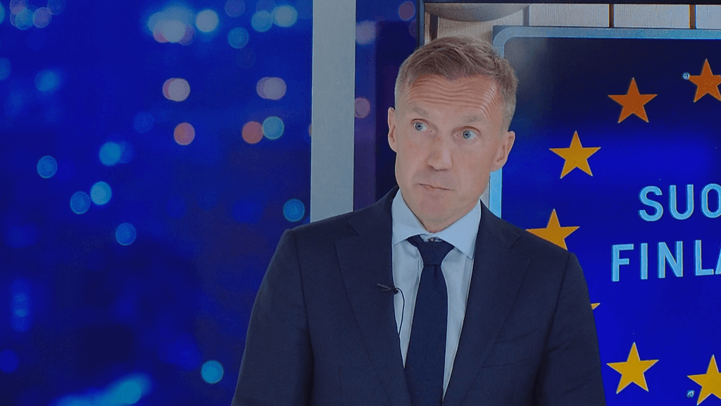 Ulkoministeriön konsulipäällikkö Jussi Tannerin mukaan Suomi on rajannut vastaanotettavien hakemusten määrän tuhanteen päivässä.