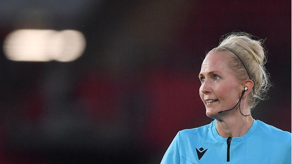 Lina Lehtovaara on neljäs erotuomari keskiviikon EM-välierässä.