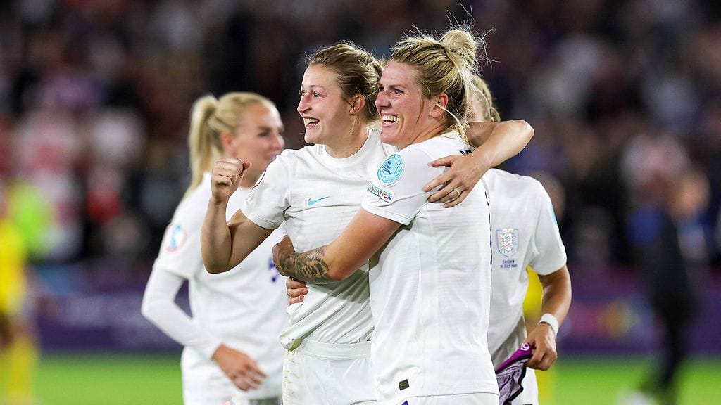 Ellen White (vas.) ja Millie Bright juhlivat finaalipaikkaa.