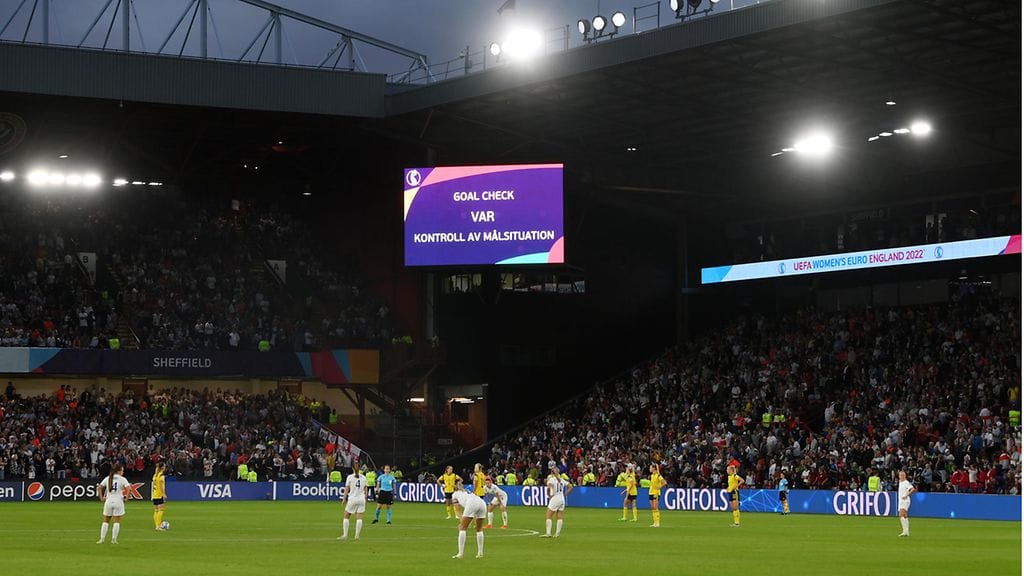Englannin ja Ruotsin välisen EM-välierän 2-0-osumaa tarkasteltiin VAR:ilta.