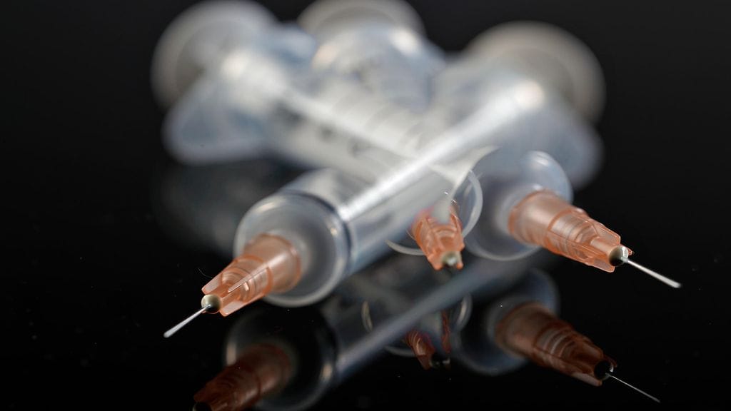 Huumeiden käyttöhuoneita kannattavien osuus kasvaa sitä korkeammaksi mitä nuorempia vastaajat ovat.