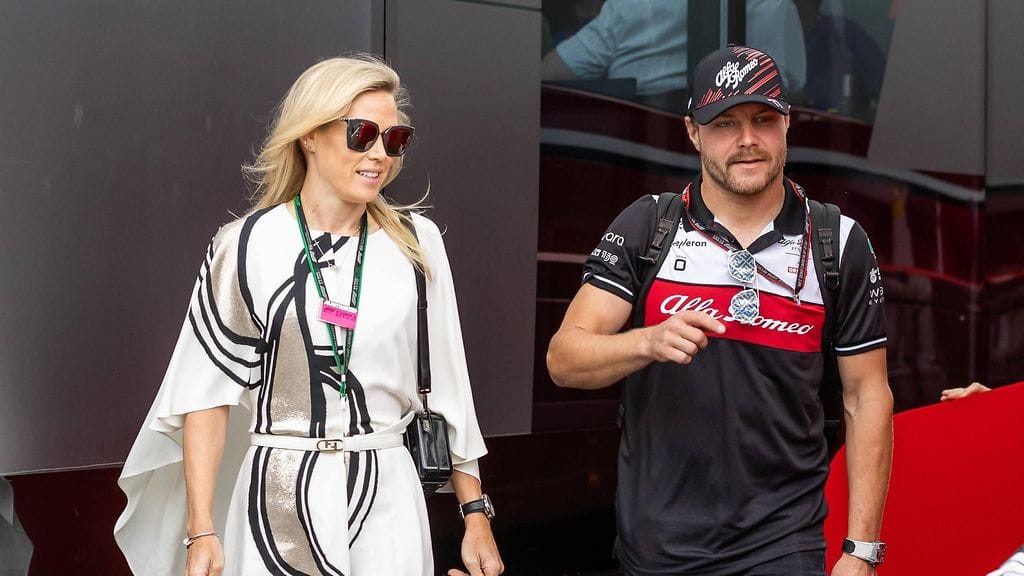 Tiffany Cromwell nähdään usein Valtteri Bottaksen seurana F1-varikolla.