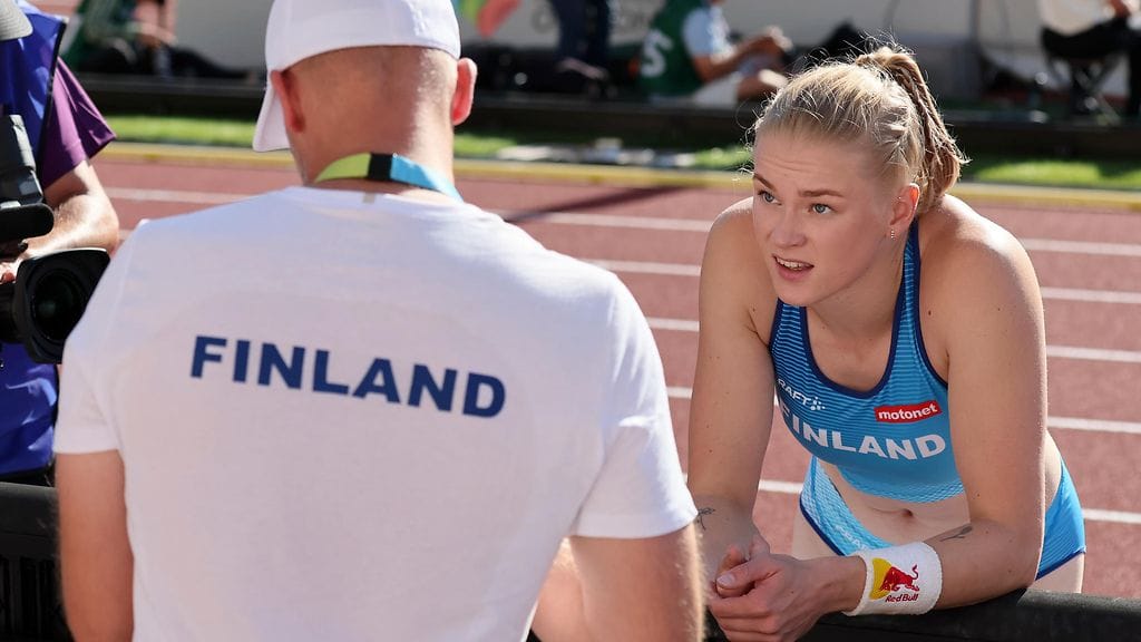 Wilma Murto (oikealla) nimettiin Suomen yleisurheilun EM-joukkueeseen.