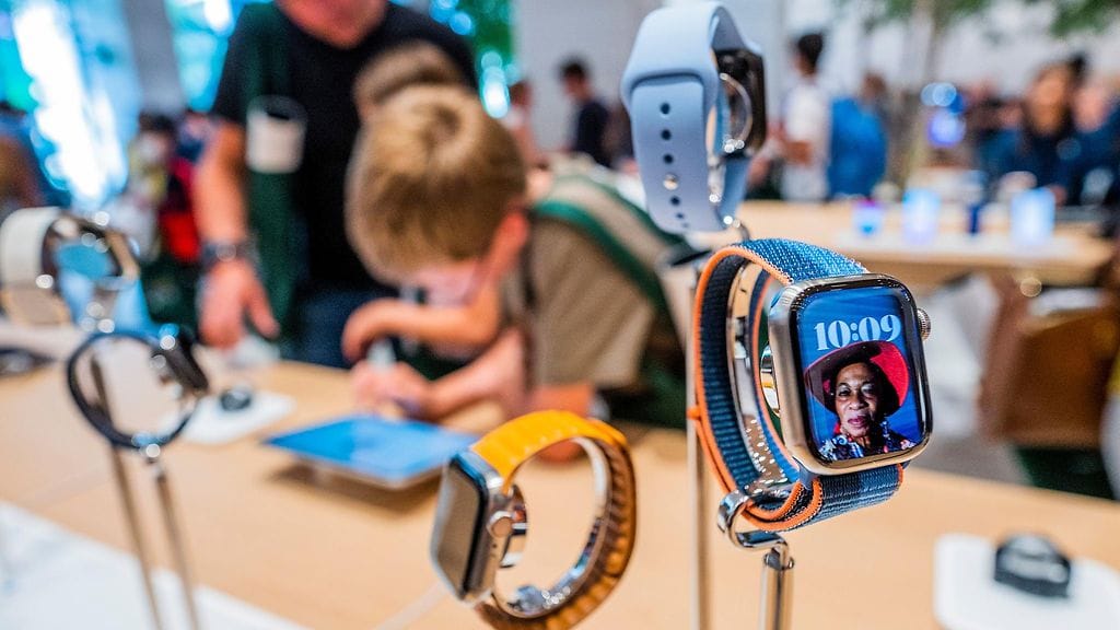 Apple Watch -älykelloja myynnissä Applen myymälässä Brompton Roadilla.