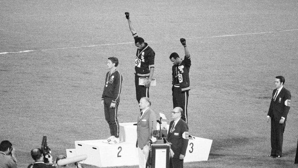 Tommie Smith ja John Carlos nostivat nyrkkinsä ilmaan protestina Yhdysvaltojen harjoittamaa rotusortoa vastaan.