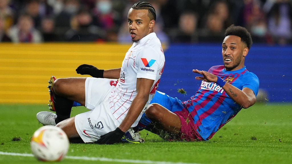 Jules Kounde (vasemmalla) siirtyy FC Barcelonan riveihin.