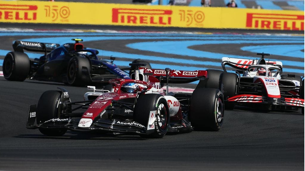 Valtteri Bottaksen Alfa Romeo ei pysty kauaa pitämään kiinni F1-sarjan kuudennesta sijastaan.