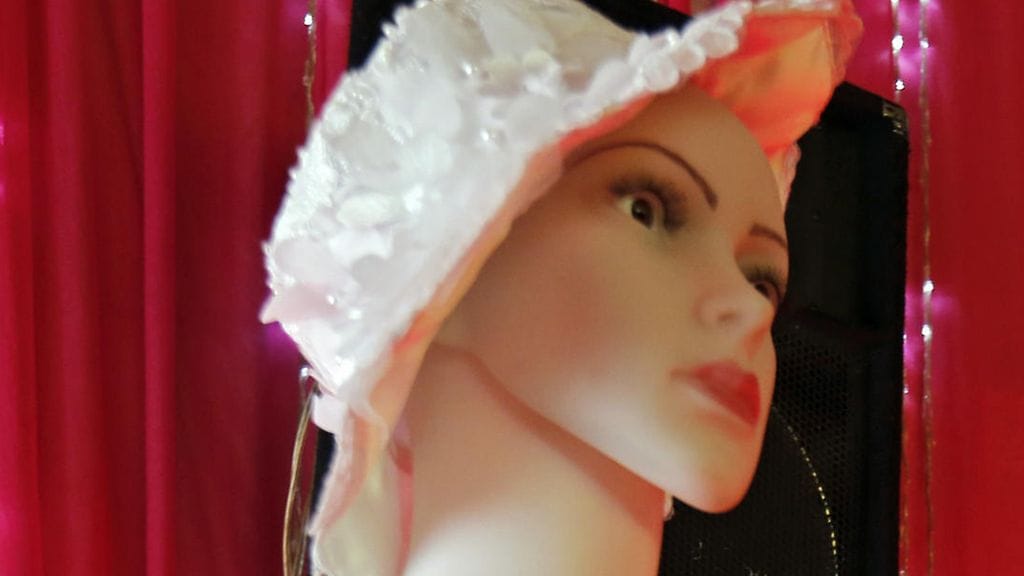 Kuvituskuva. Jostain syystä päihtynyt mies oli vihastunut mallinukelle ja ryhtynyt painiotteluun.