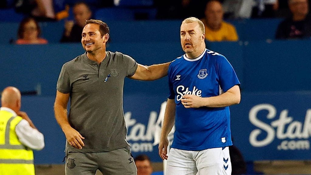 Frank Lampard onnitteli ukrainalaispakolaisia auttanutta Paul Strattonia maalistaan.