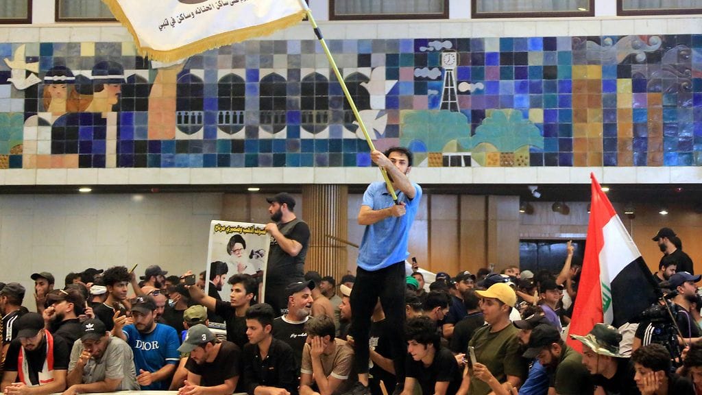 Al-Sadrin kannattajat valtasivat maan parlamentin viime lauantaina