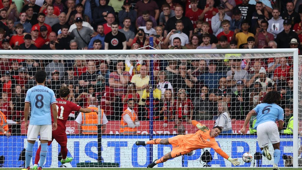 Mo Salah upotti pallon varmasti pilkulta sisään.