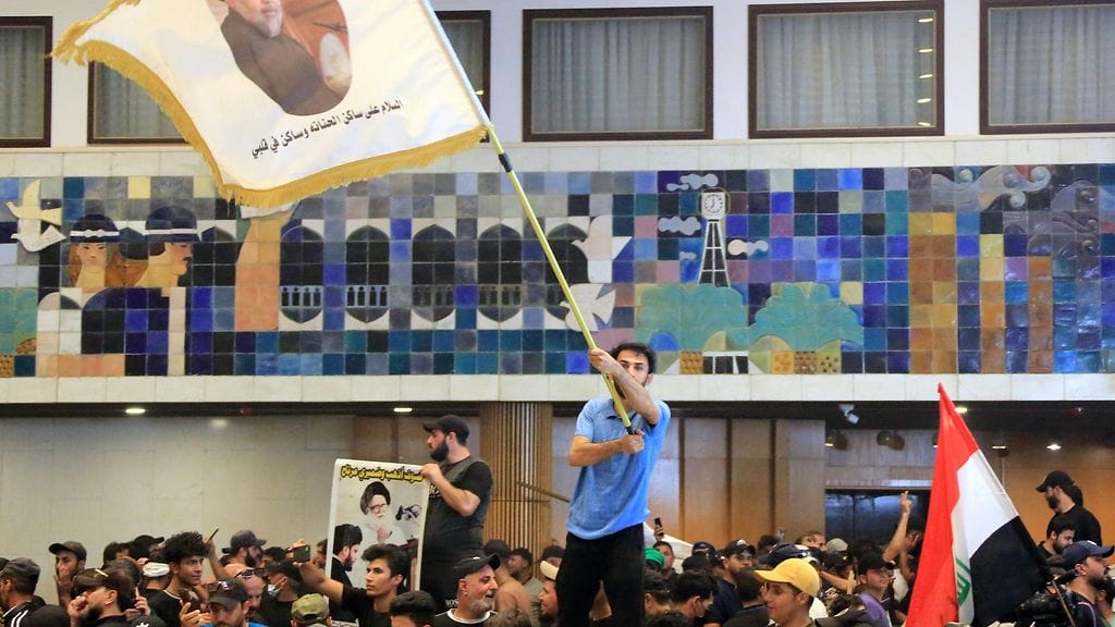 Al-Sadrin kannattajat tunkeutuivat parlamenttiin ja tiukasti linnoitetulle "vihreälle vyöhykkeelle" lauantaina.