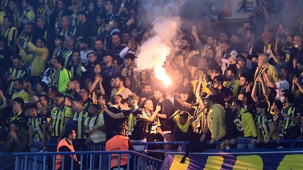 Fenerbahcen kannattajat huutelivat Vladimir Putinin nimeä ukrainalaisille.