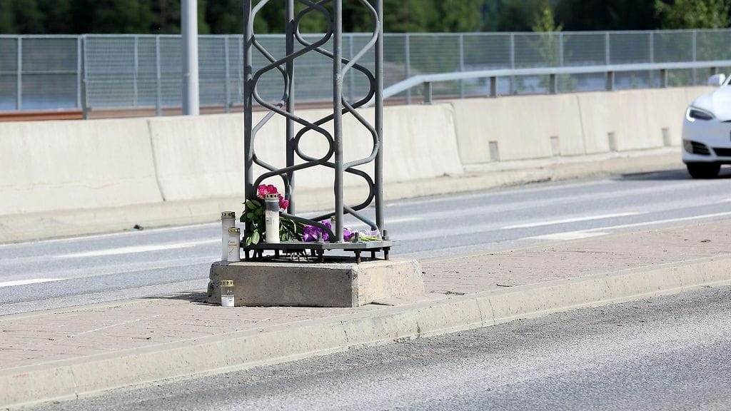 Tähän ajokaistojen välissä olevaan pylvääseen auto törmäsi oikea kylki edellä lauantaiaamuna. Turmassa kuoli kolme henkilöä ja yksi loukkaantui vakavasti.