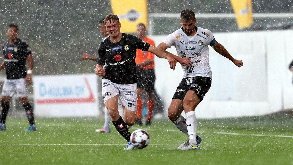 KuPS on edelleen sarjan kärjessä. HJK hengittää niskaan samoissa pisteissä, ottelun vähemmän pelanneena.