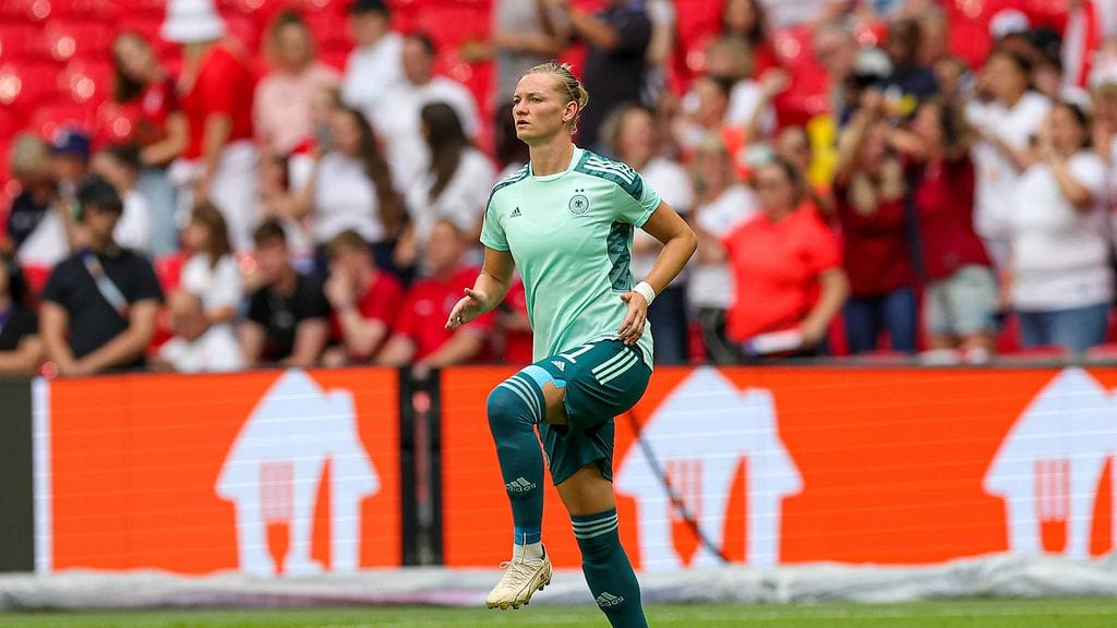 Maalipörssiä johtava Popp jäi yllättäen pois avauksesta EM-finaalissa.