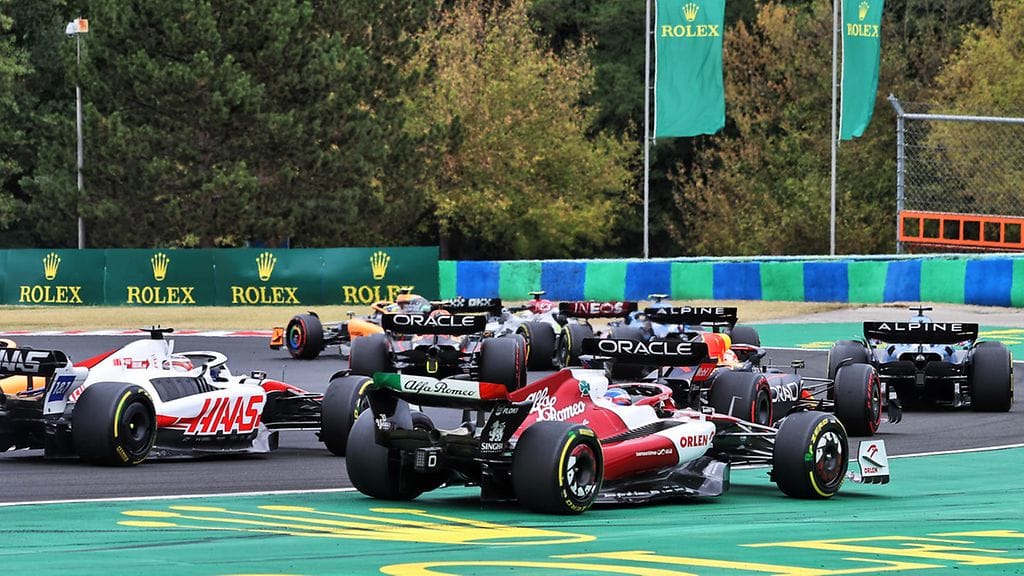 Valtteri Bottas ei pystynyt puolustamaan sijoitustaan Unkarin GP:n startissa.