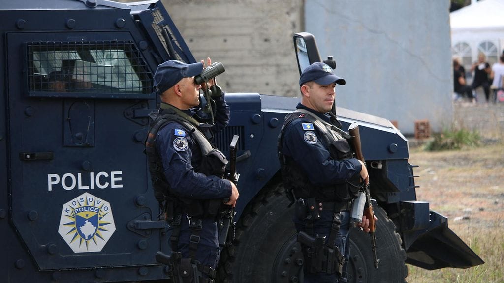 Poliiseja rajanylityspaikalla Serbian rajalla Kosovon pohjoisosassa syyskuussa 2021