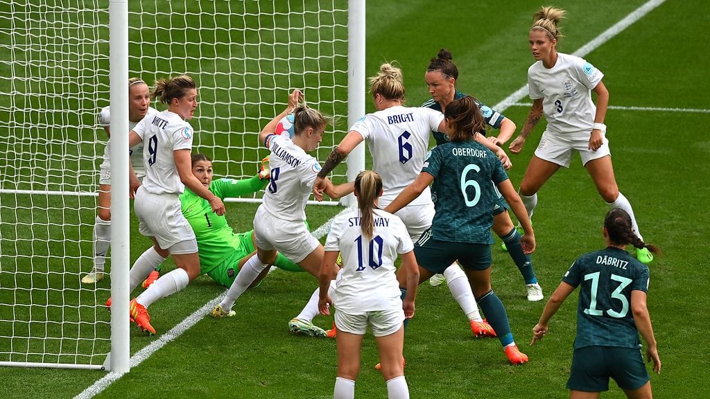 Tästä tilanteesta ei tuomittu rangaistuspotkua EM-finaalissa.