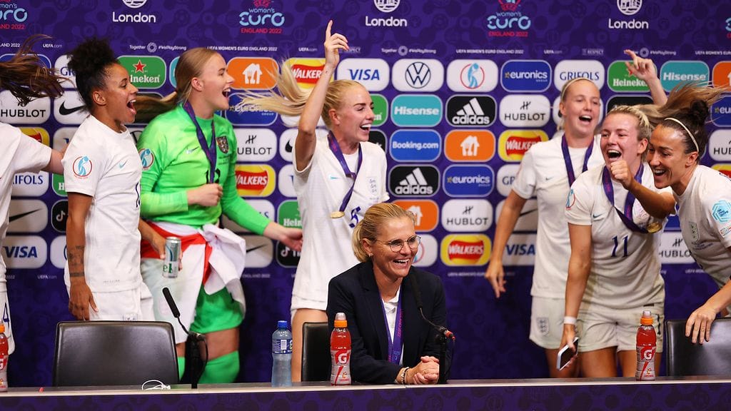 Englannin pelaajat yllättivät päävalmentaja Sarina Wiegmanin kesken lehdistötilaisuuden.