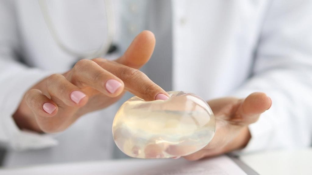 Kirurgin video rintaimplanteista nousi hitiksi. Kuvituskuva.