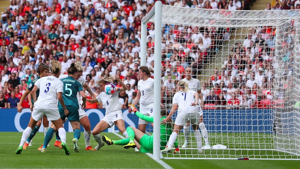 Pallo osui Leah Williamsonin käteen, mutta tilanteesta ei tuomittu rangaistuspotkua.