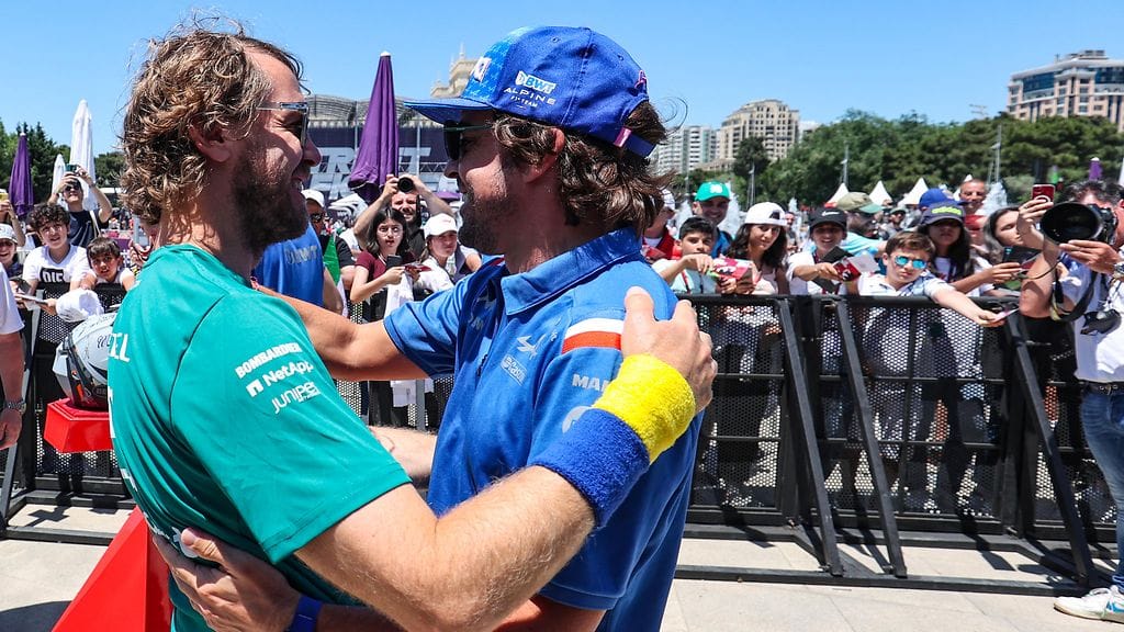 Sebastian Vettel ja Fernando Alonso syleilivät toisiaan kesäkuussa Azerbaidzhanin GP:n yhteydessä. Sittemmin kaksikon välinen tallisiirto on ottanut uusia kierroksia.