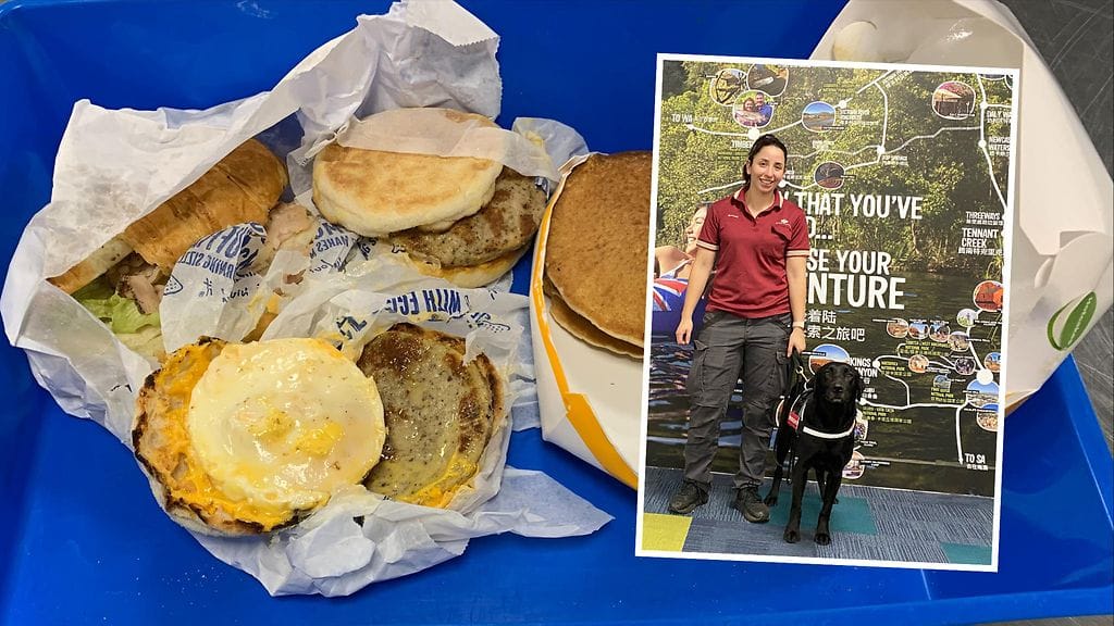 Tullikoira Zinta haistoi matkustajan laukusta tullaamattomat McDonald's ruoat. Kuvassa Zinta yhdessä tullivirkailijan kanssa.