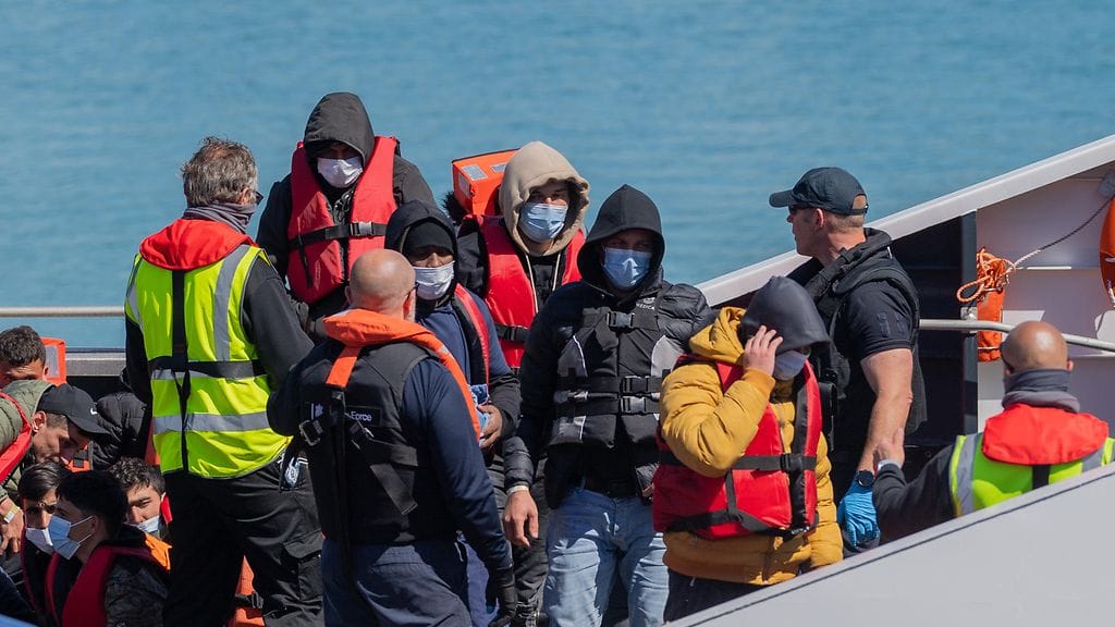 Siirtolaisia ylittämässä Englannin kanaalia aiemmin tänä vuonna toukokuussa.