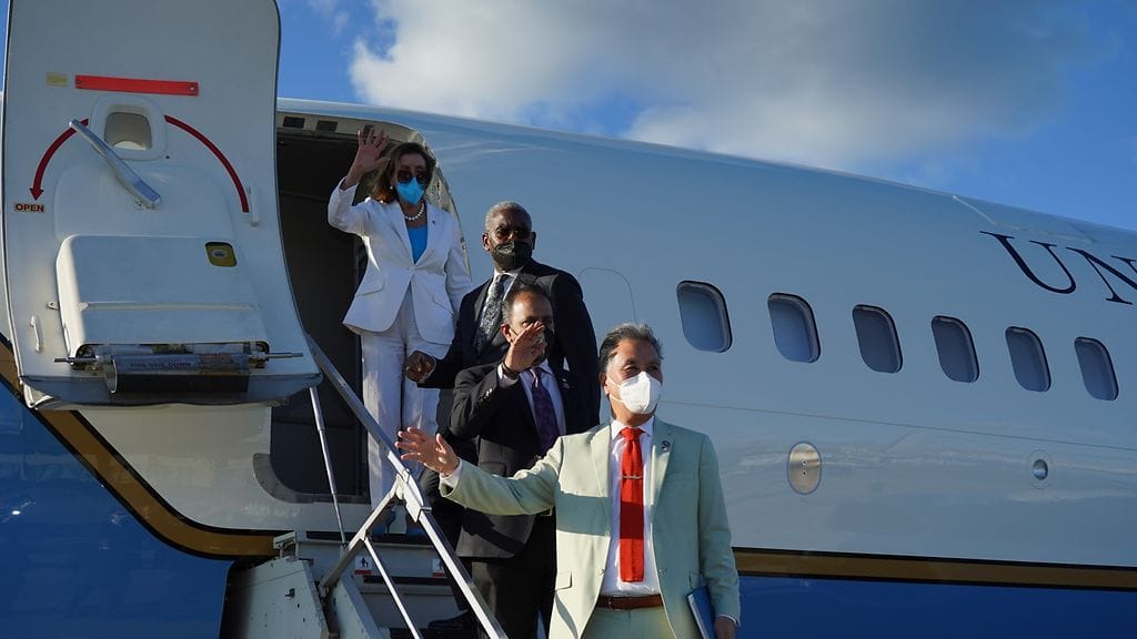 Pelosin ennalta ilmoittamaton vierailu Taiwanissa sai jyrkän tuomion Kiinalta, joka pitää Taiwania osana omaa aluettaan.