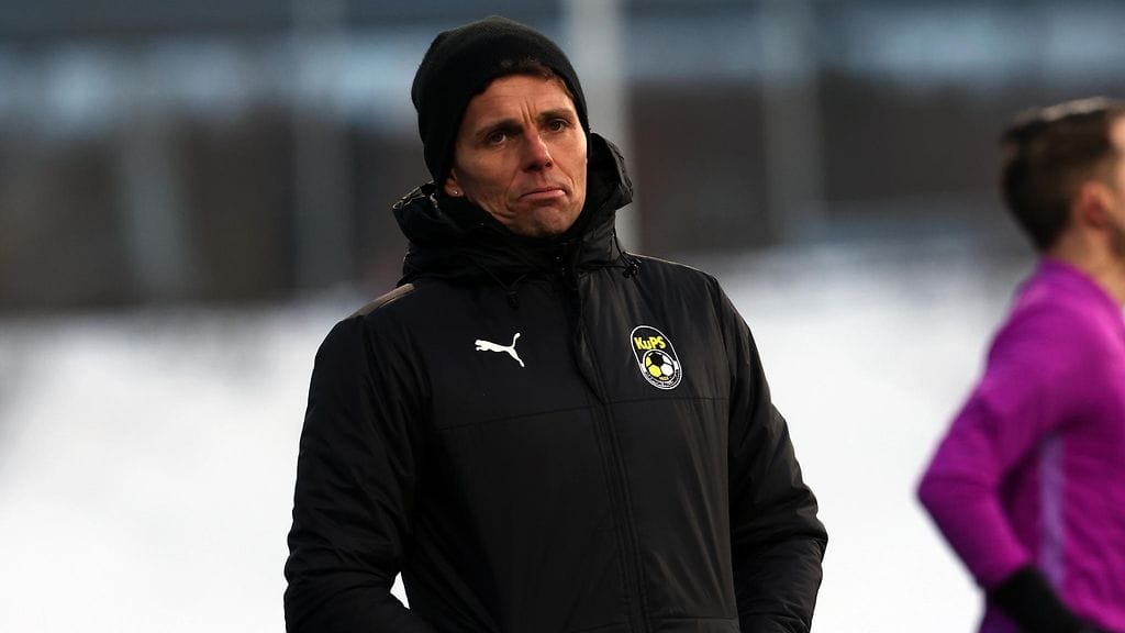 Päävalmentaja Simo Valakari ei ole lähdössä KuPS:ista.