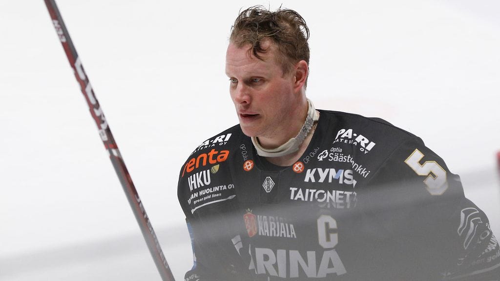 Lasse Kukkosen paita nousee Raksilan kattoon.