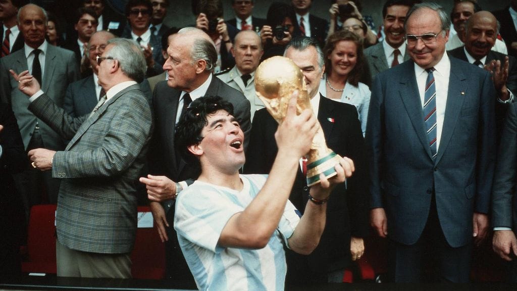 Argentiinan Diego Maradona voitti MM-kultaa vuonna 1986.