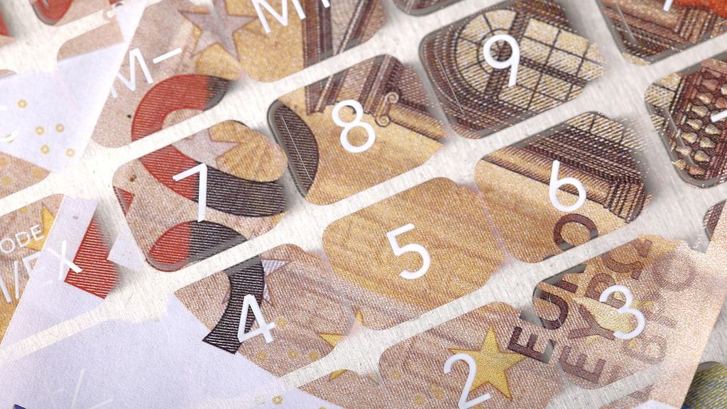 Hallituksen esitys kasvattaa valtion tuloja 525 miljoonalla ja vähentää menoista 442 miljoonaa.