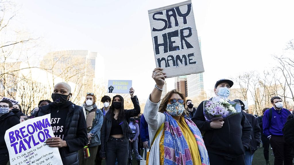 Kuvituskuvaa ihmisistä kokoontuneina muistotilaisuuteen ja marssille Breonna Taylorin kuoleman vuosipäivänä New Yorkissa 13. maaliskuuta 2021.
