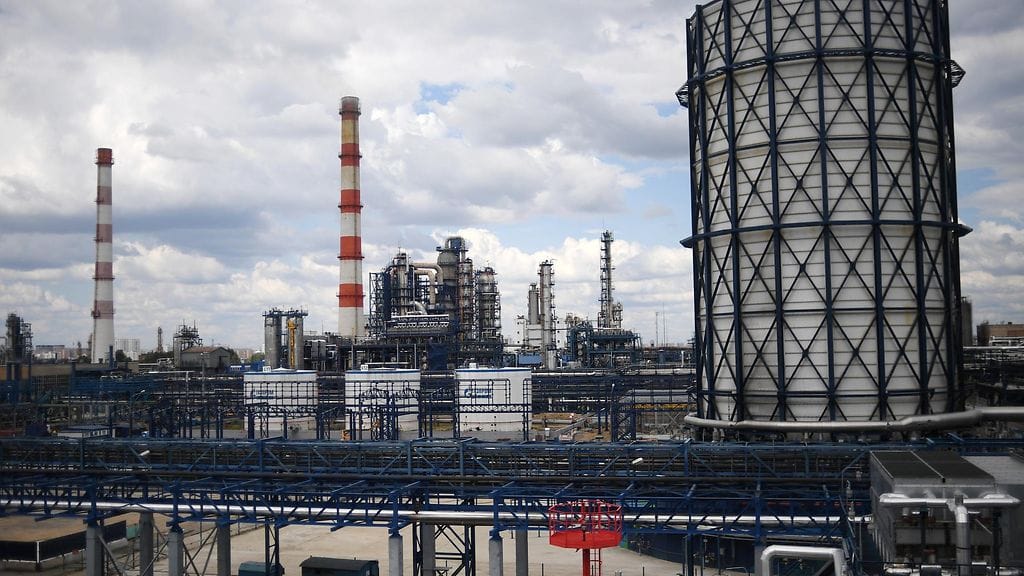 Kuvassa venäläisen öljy-yhtiö Rosneftin öljyjalostamo Moskovassa.