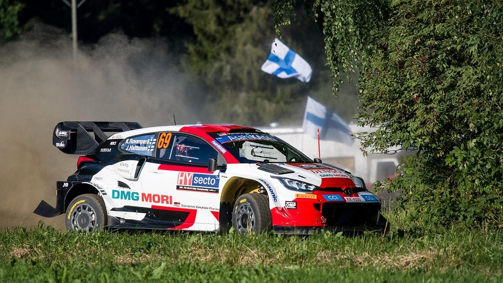 Kalle Rovanperä vauhdissa Suomen MM-rallissa perjantaina.