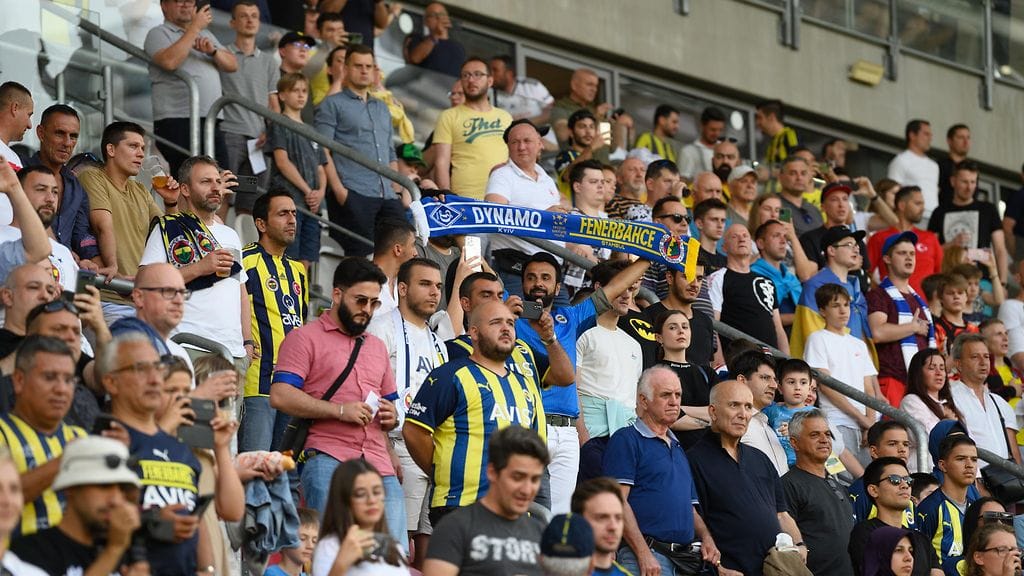 Fenerbahcen fanit sortuivat törkeyksiin.